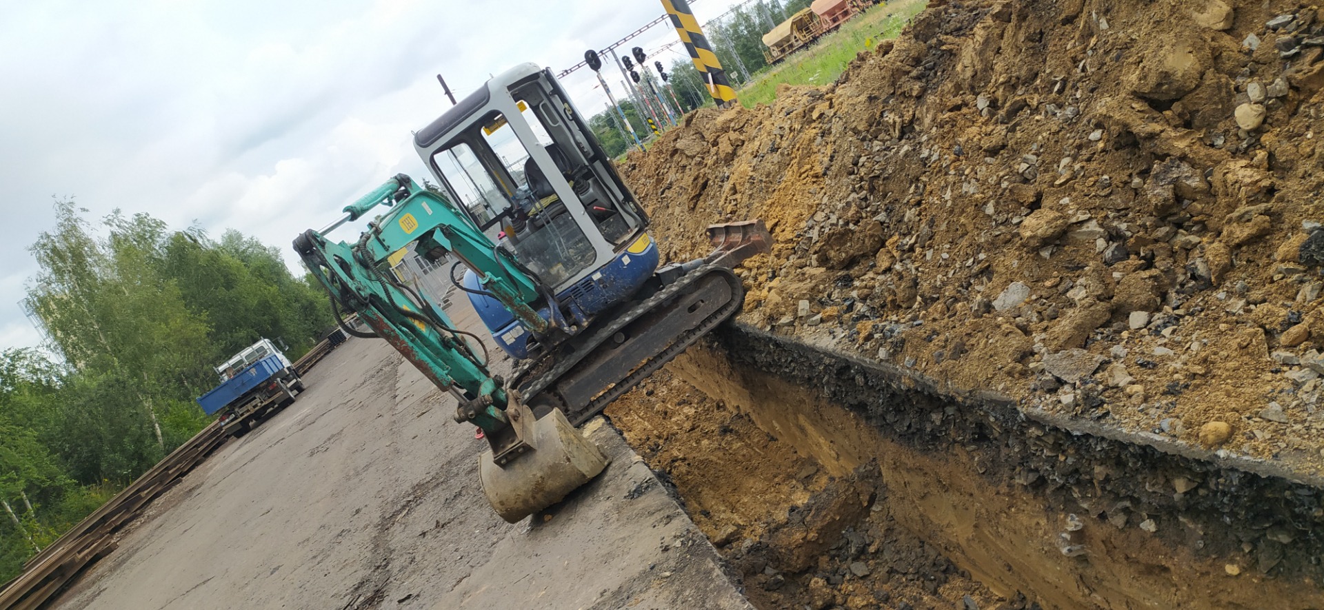 Výkopové práce pro pokládku nových zabezpečovacích a sdělovacích kabelů pro firmu MONZAS. 