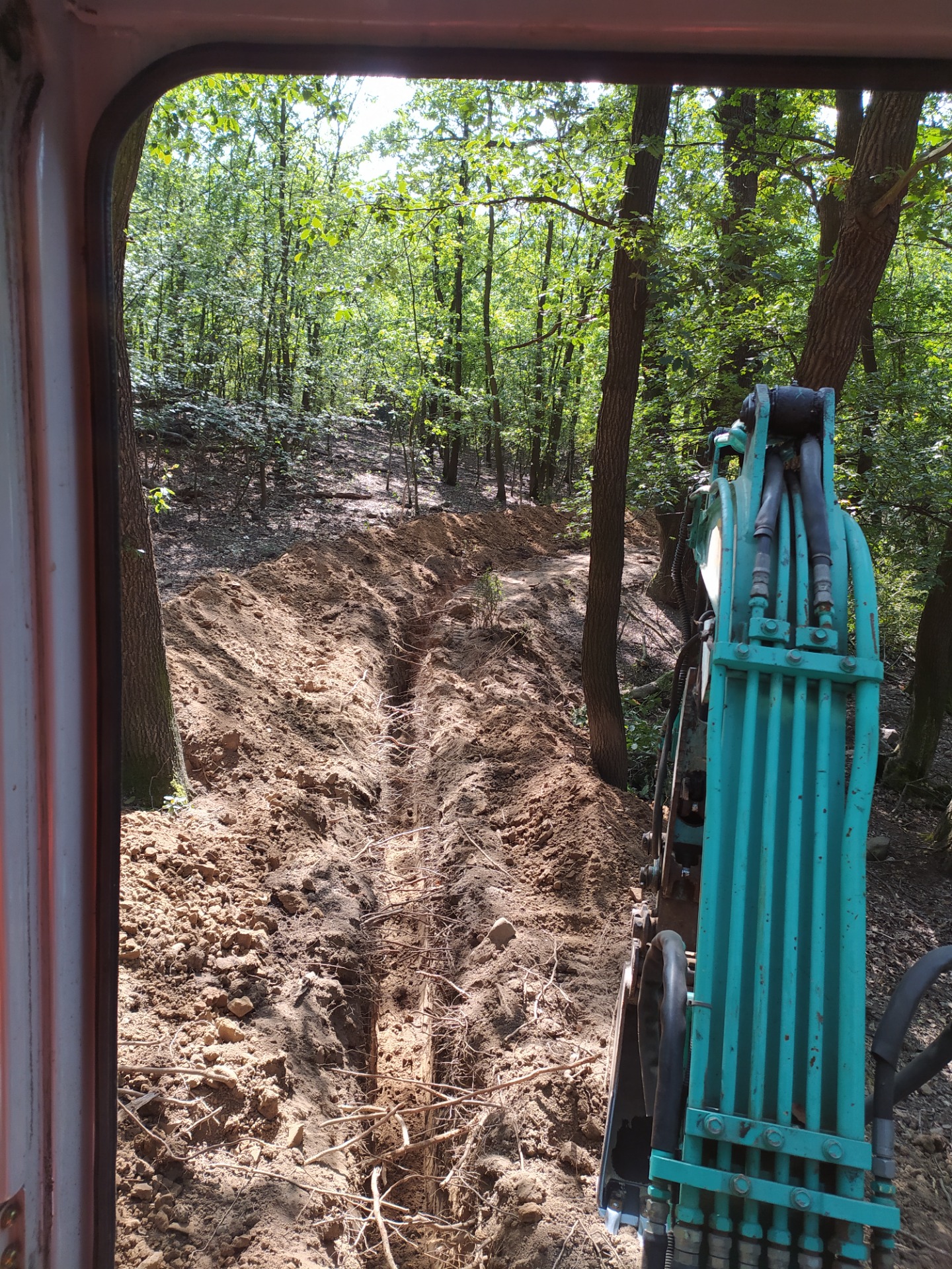 Výkopek pro elektrické vedení uprostřed lesů nedaleko Milešovky