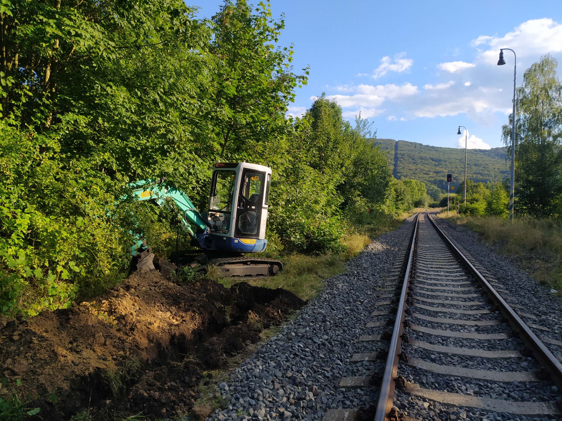 Výkopek pro nové kabelové vedení podél kolejí. Samozřejmě vlastníme příslušné zkoušky a průkazy.
