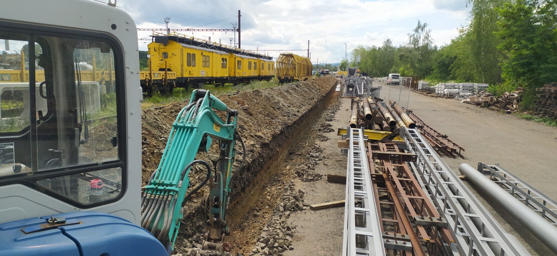 Výkop pro nové sdělovací a zabezpečovací kabely pro firmu MONZAS