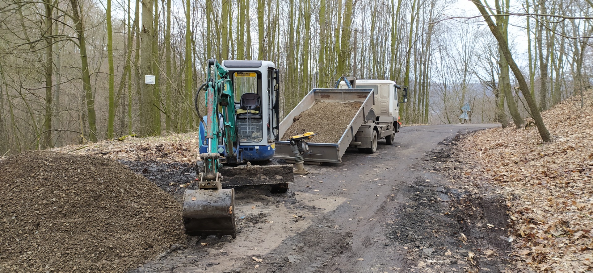 Zásyp a hutnění vykopané jámy